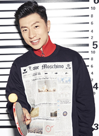 刘国梁马龙最新写真曝光 惨遭徒弟“捆绑”