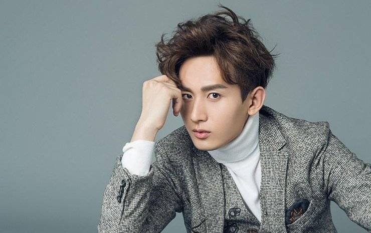 演员成毅杂志写真照片 演绎别样的慵懒午后