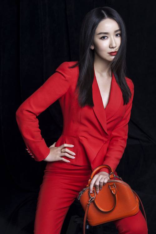 娄艺潇烈焰红唇时尚写真 霸气果敢女王范十足