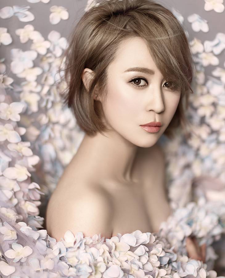 马丽写真大玩性感 小露香肩锁骨迷人