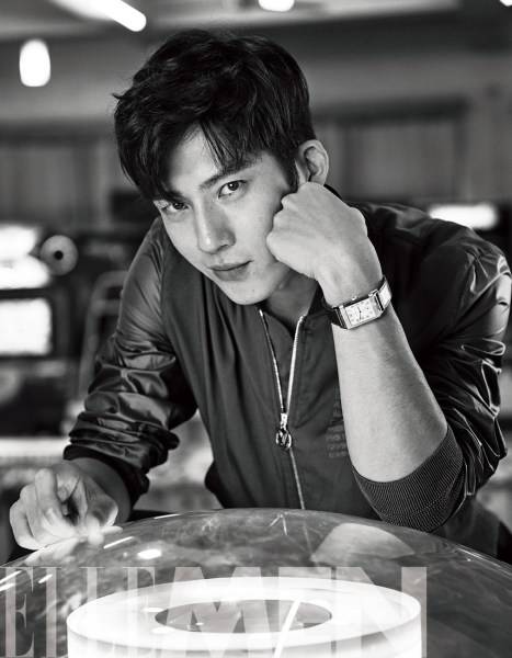 井柏然杂志封面写真大片 演绎复古怀旧大神范儿