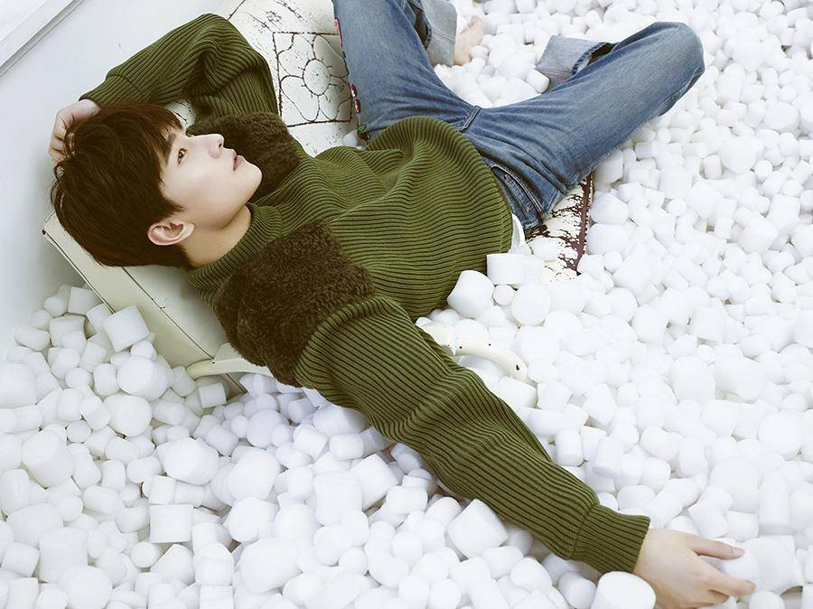 杨洋时尚写真大片 极简造型定格青春模样