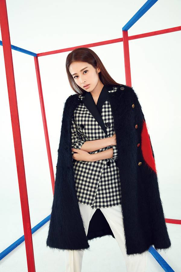 颖儿最新杂志写真 玩转秋日色彩