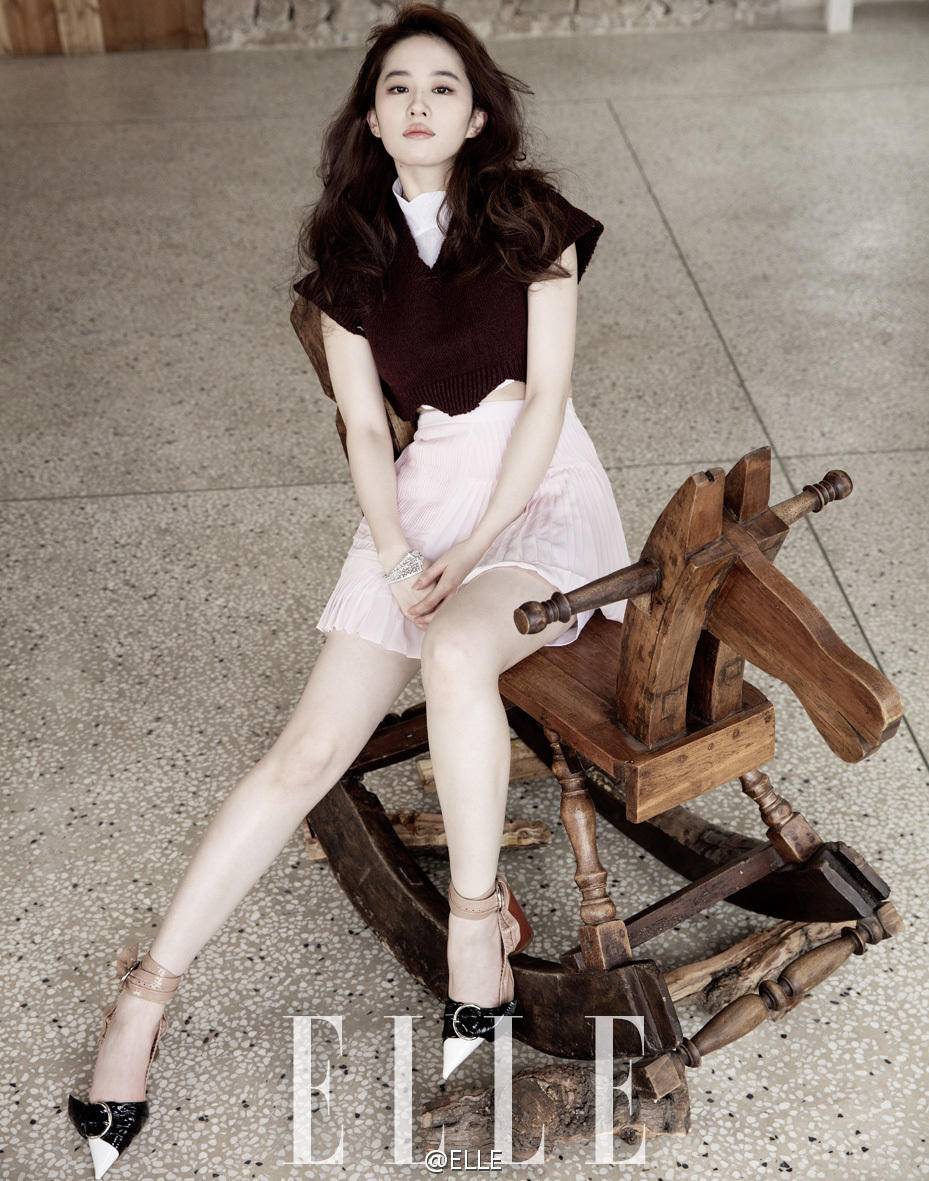 刘亦菲杂志面刊曝光 极具女人味妩媚柔美