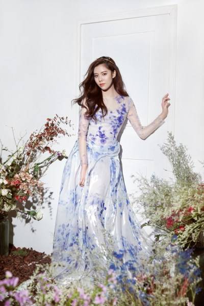 宋妍霏完美侧颜写真曝光 清新少女风仙气十足