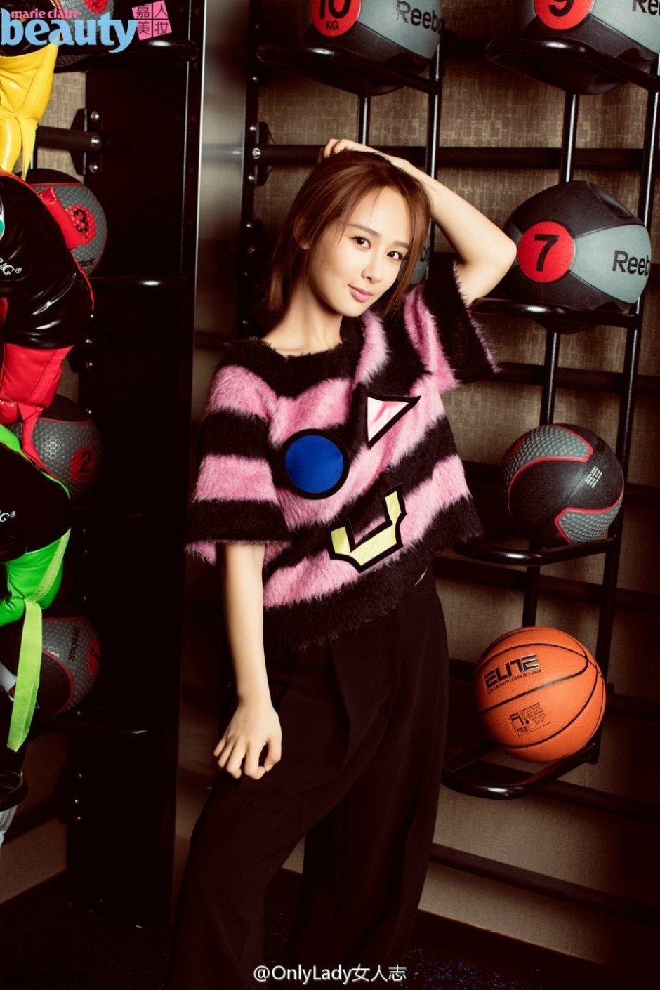 杨紫运动风写真大片 青春洋溢元气妆暖又美