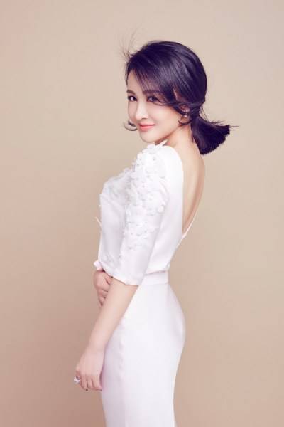 演员郑逸桐写真图片 雅致长裙自然随性