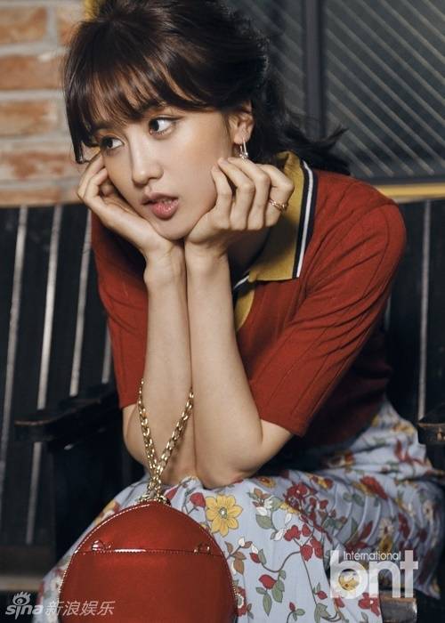 韩星朴河宣春装时尚写真 复古迷人露美腿