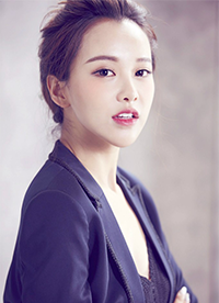 黄一琳曝最新写真图片 深V西装显“总攻”气势