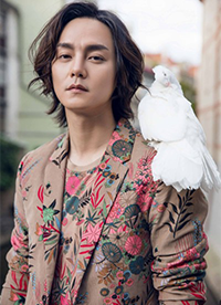 演员尹正时尚写真曝光 布拉格街拍演绎浪漫风情