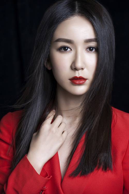 娄艺潇烈焰红唇时尚写真 霸气果敢女王范十足