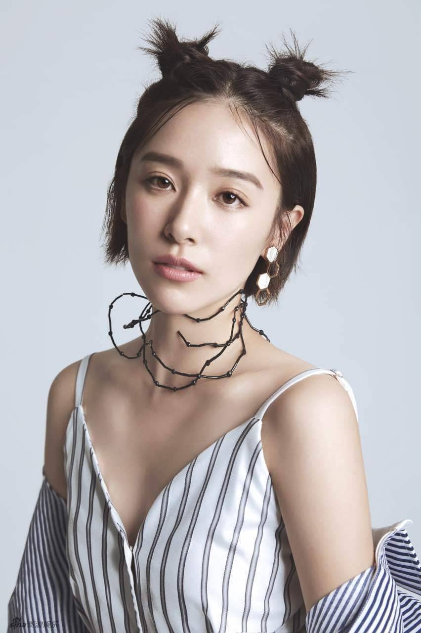 阚清子俏皮丸子头写真 灵动演绎元气少女