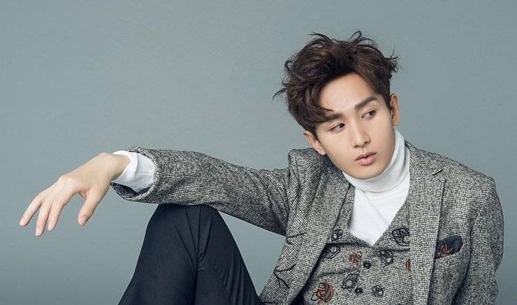 演员成毅杂志写真照片 演绎别样的慵懒午后