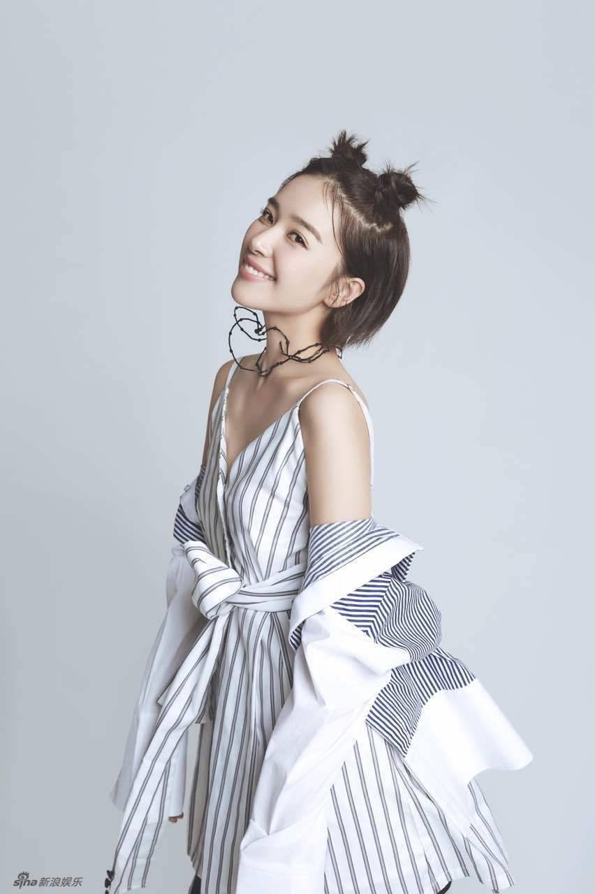 阚清子俏皮丸子头写真 灵动演绎元气少女