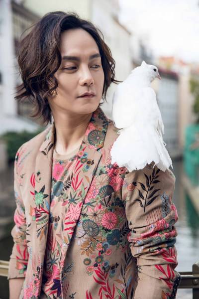 演员尹正时尚写真曝光 布拉格街拍演绎浪漫风情