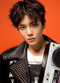 侯明昊酷帅写真大片 冷眸俊颜碰撞浓烈色彩