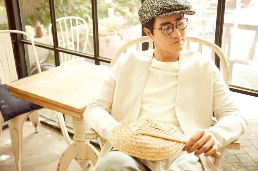演员杨玏秋季慵懒写真曝光 变身雅痞绅士