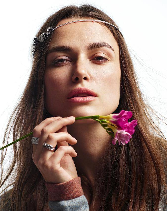 凯拉&middot;奈特莉性感写真图片 半裸摸胸气质冷艳