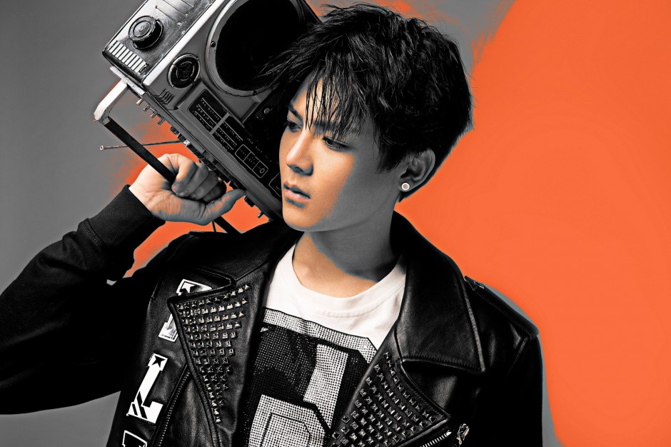 侯明昊酷帅写真大片 冷眸俊颜碰撞浓烈色彩