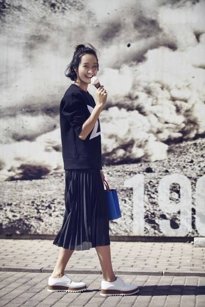 主持人朱丹初秋写真街拍 俏皮诠释英伦范儿