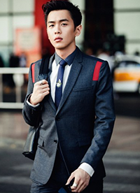 演员张若昀杂志写真 西装革履街拍范十足