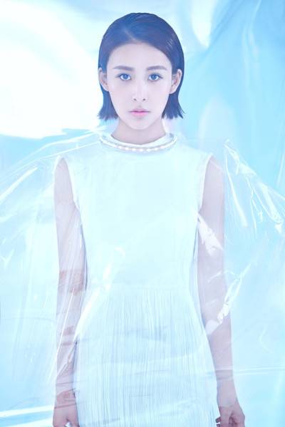 贾青时尚写真大片 造型炫酷未来感十足