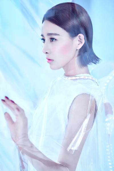 贾青时尚写真大片 造型炫酷未来感十足