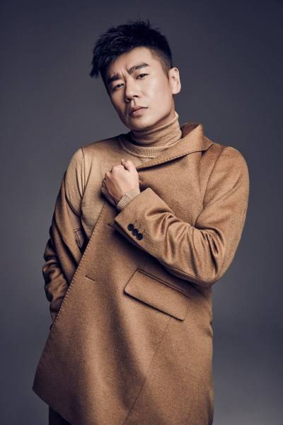 演员徐佳初冬写真曝光 化身时尚硬汉