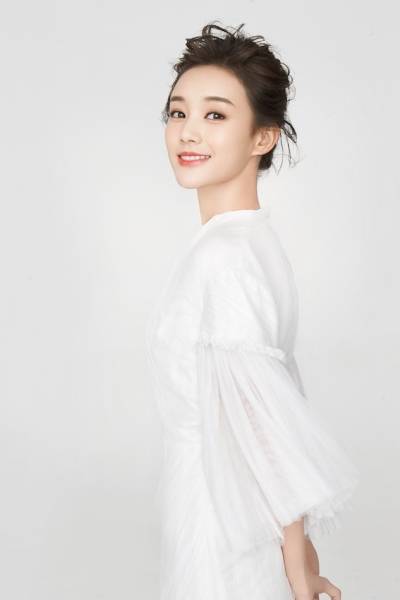 李一桐最新写真图片 甜美清新侧颜迷人