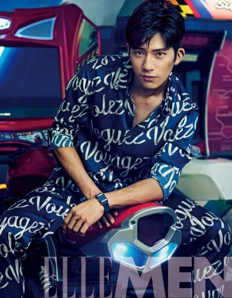 井柏然杂志封面写真大片 演绎复古怀旧大神范儿