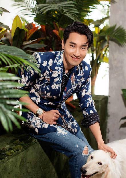 赵又廷时尚写真图片 浓浓秋意显暖男气质