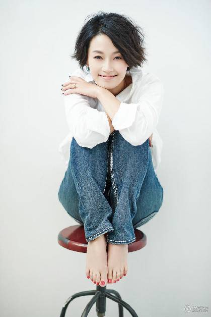 马伊琍最新写真大图 露招牌甜笑温柔大气