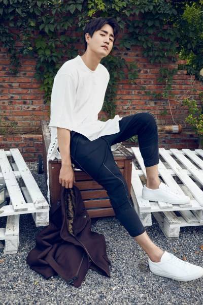 演员杨玏秋季慵懒写真曝光 变身雅痞绅士