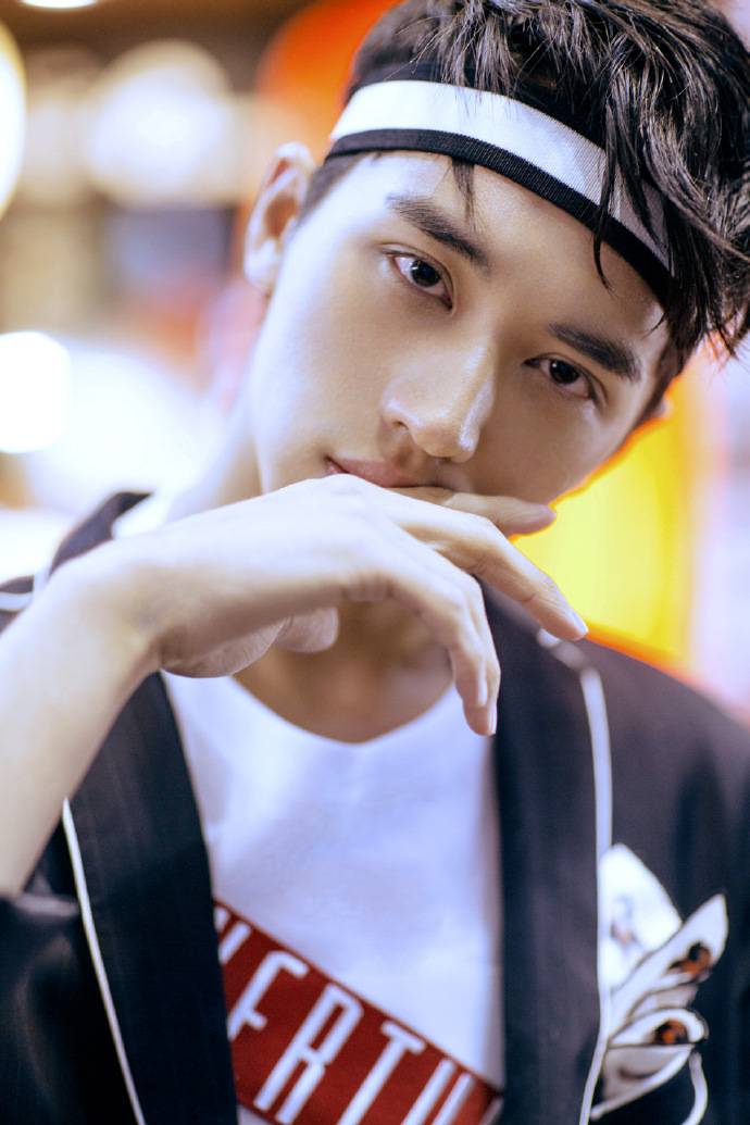 小鲜肉许魏洲时尚画报 眼神杀夺人心魄直击少女心