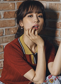 韩星朴河宣春装时尚写真 复古迷人露美腿