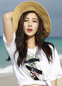 演员马苏白衣清纯写真 清新怡人气质尽显演员马苏白衣清纯写真 清新怡人气质尽显