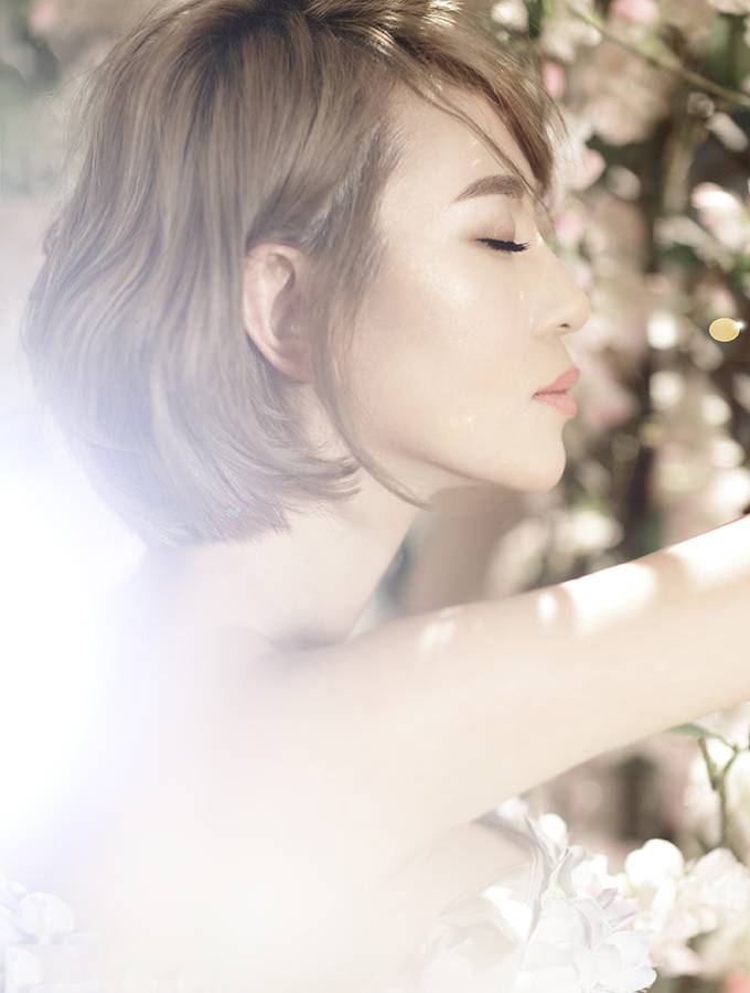 马丽写真大玩性感 小露香肩锁骨迷人