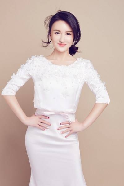 演员郑逸桐写真图片 雅致长裙自然随性