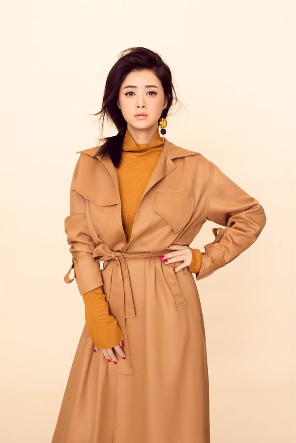 蒋欣时尚大片曝光 长款风衣难掩优雅气质