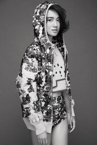 主持人朱丹黑白写真 一身迷彩服上演侧颜杀