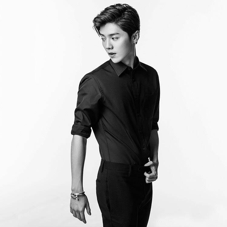 鹿晗黑白写真时尚范十足 又被&ldquo;撩&rdquo;了