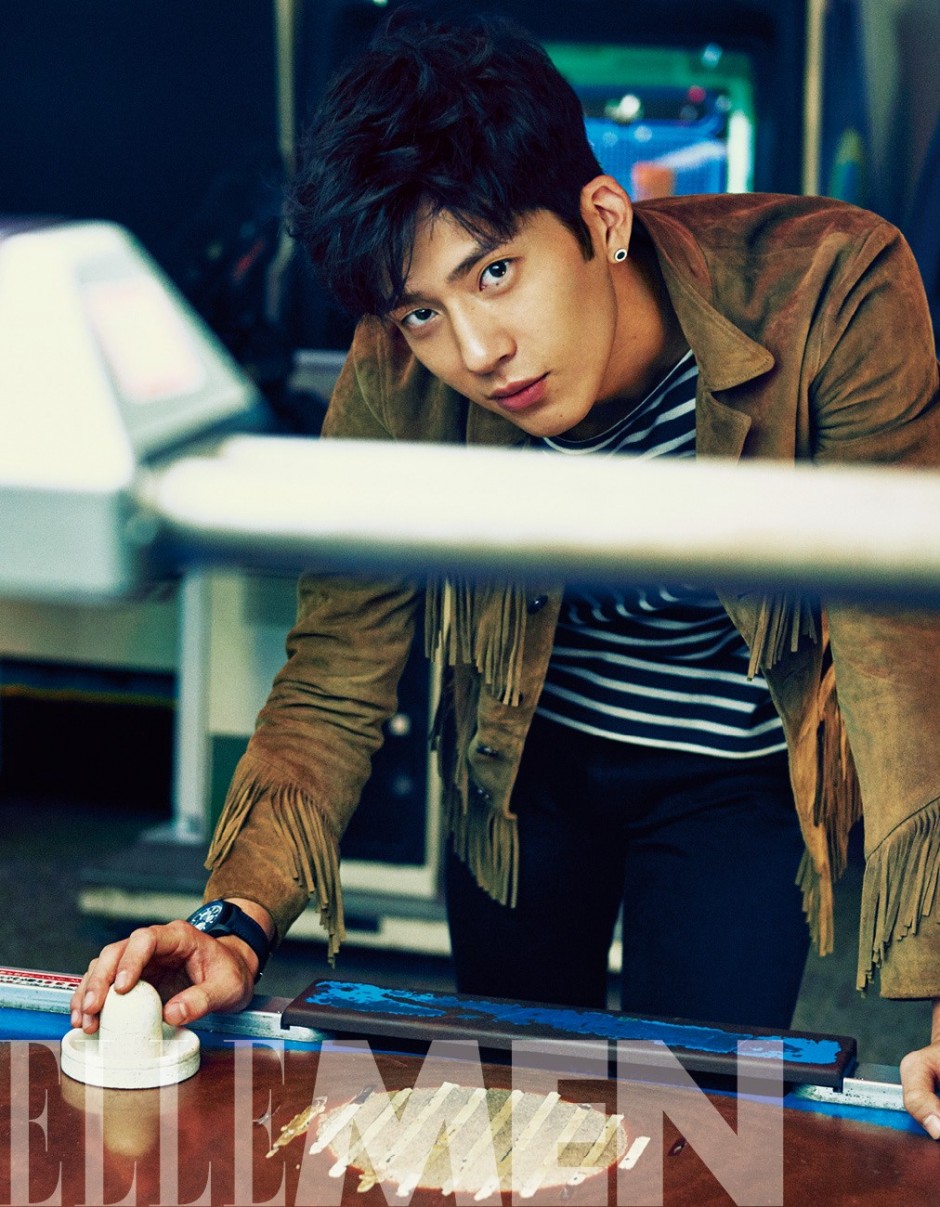 井柏然杂志封面写真大片 演绎复古怀旧大神范儿