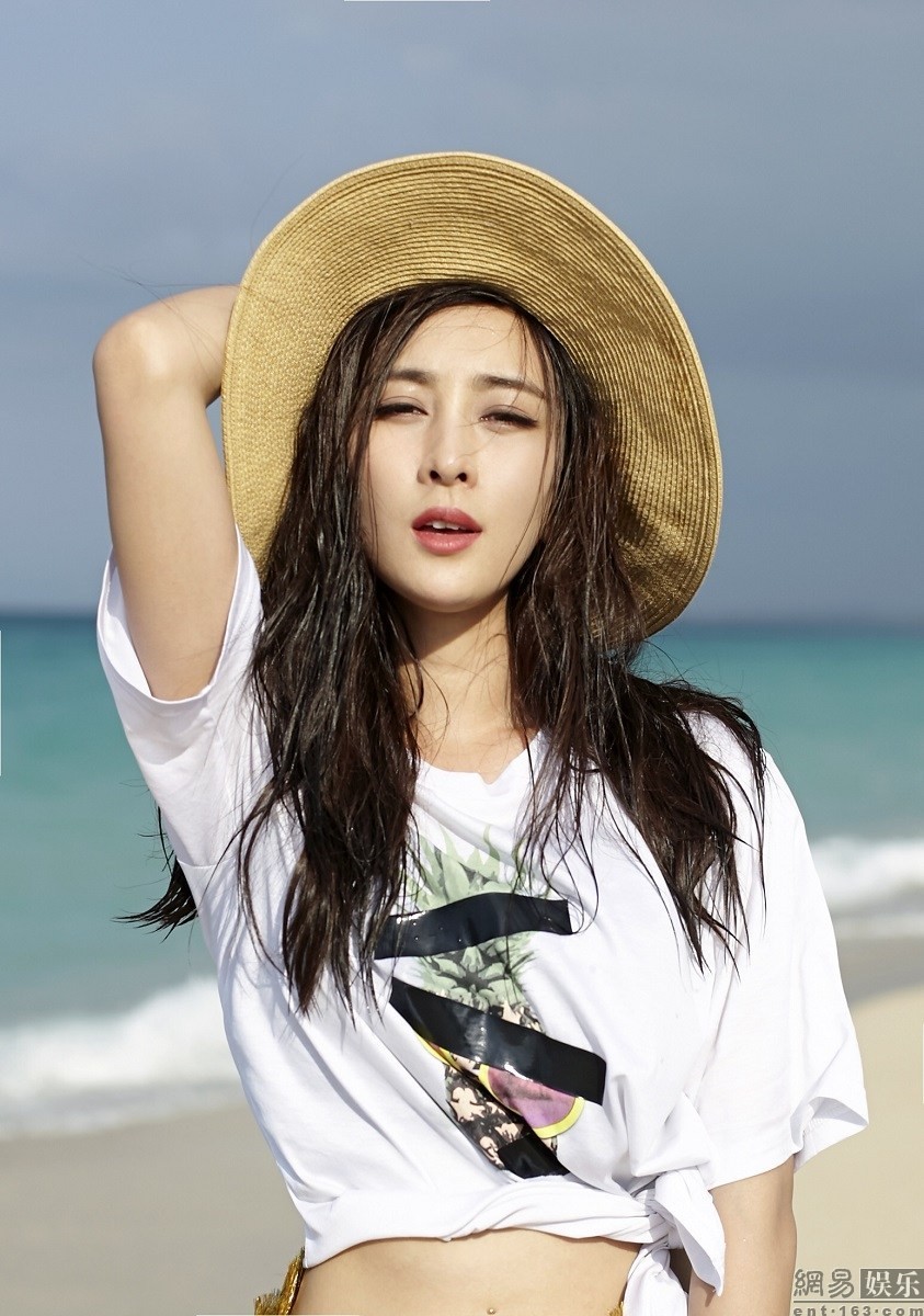 演员马苏海边风情十足写真