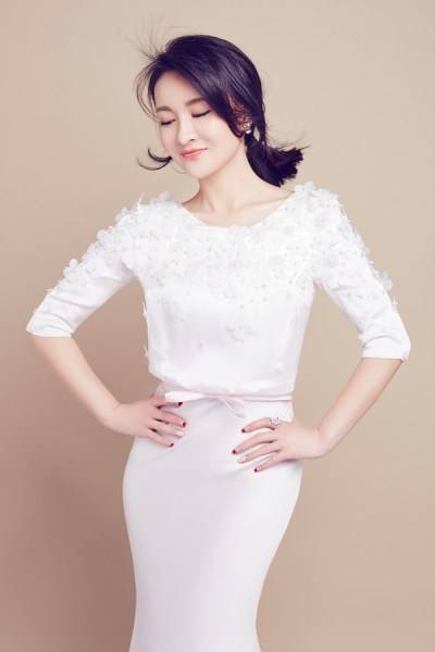 演员郑逸桐写真图片 雅致长裙自然随性