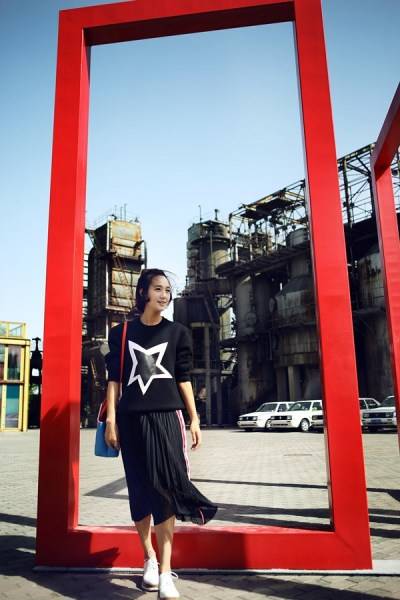 主持人朱丹初秋写真街拍 俏皮诠释英伦范儿