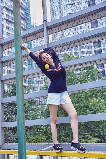 刘璇短发写真曝光 完美演绎Mix运动风