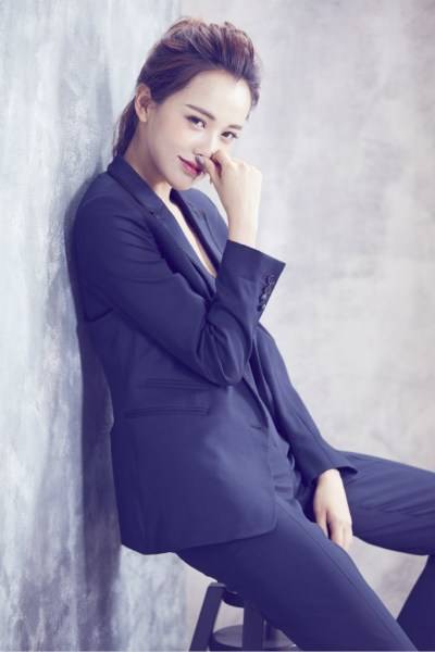黄一琳曝最新写真图片 深V西装显&ldquo;总攻&rdquo;气势