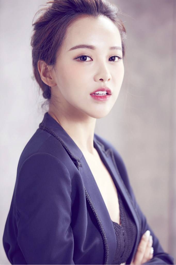 黄一琳曝最新写真图片 深V西装显&ldquo;总攻&rdquo;气势