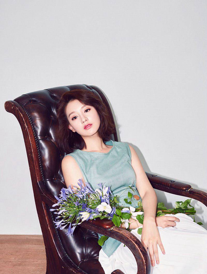 金智媛短发精美写真曝光 手捧鲜花变身气质女神