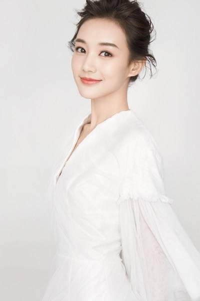 李一桐最新写真图片 甜美清新侧颜迷人